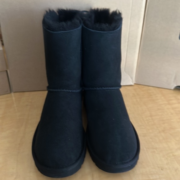 Ugg Women’s Classic Bailey Bow Short Boot - Picture 3 of 8